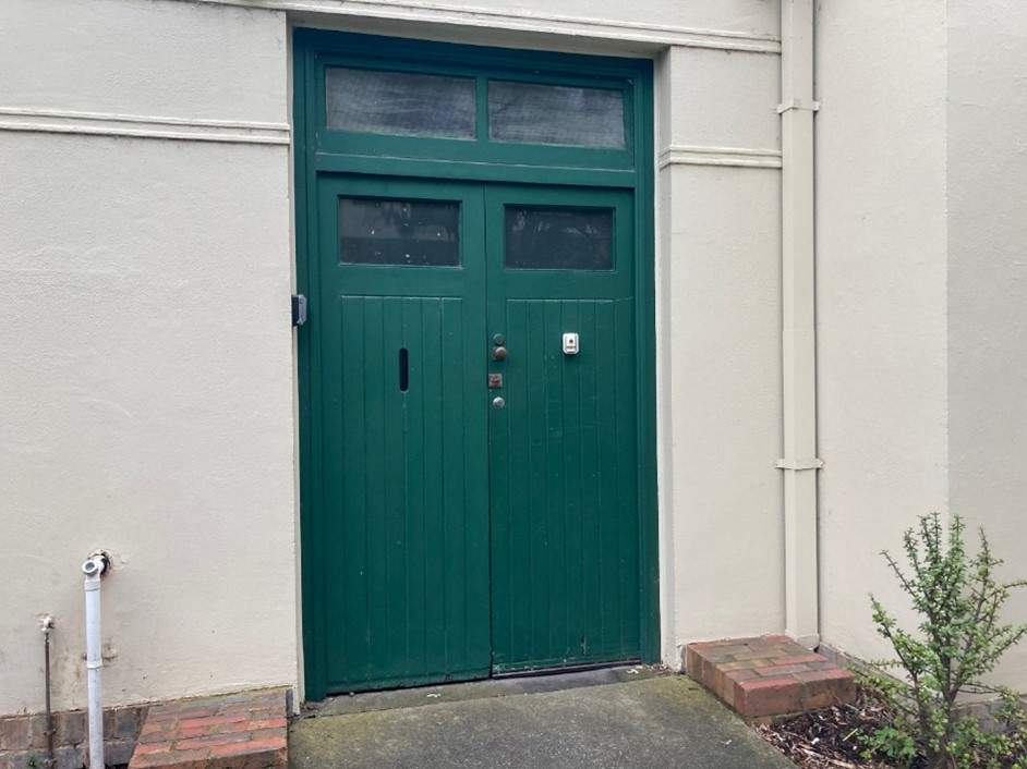The entrance of Brighton Courthouse (BU3A) has a green door which is the entry. 