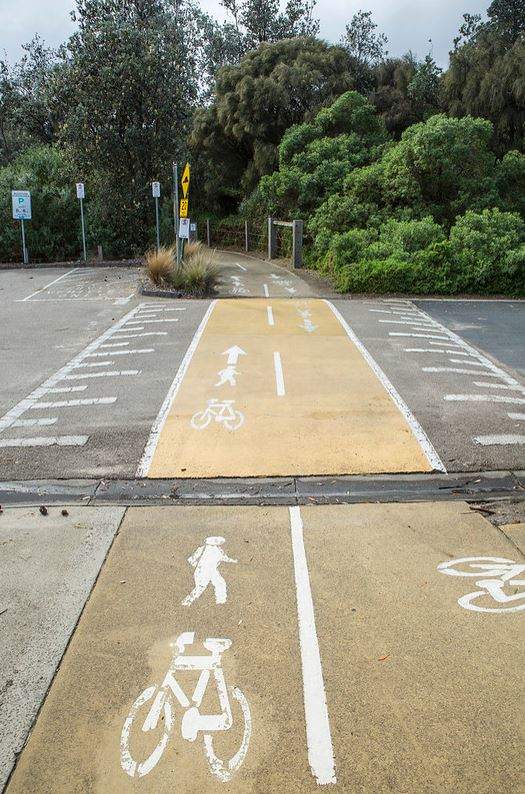 Shared path between cyclists and pedestrians