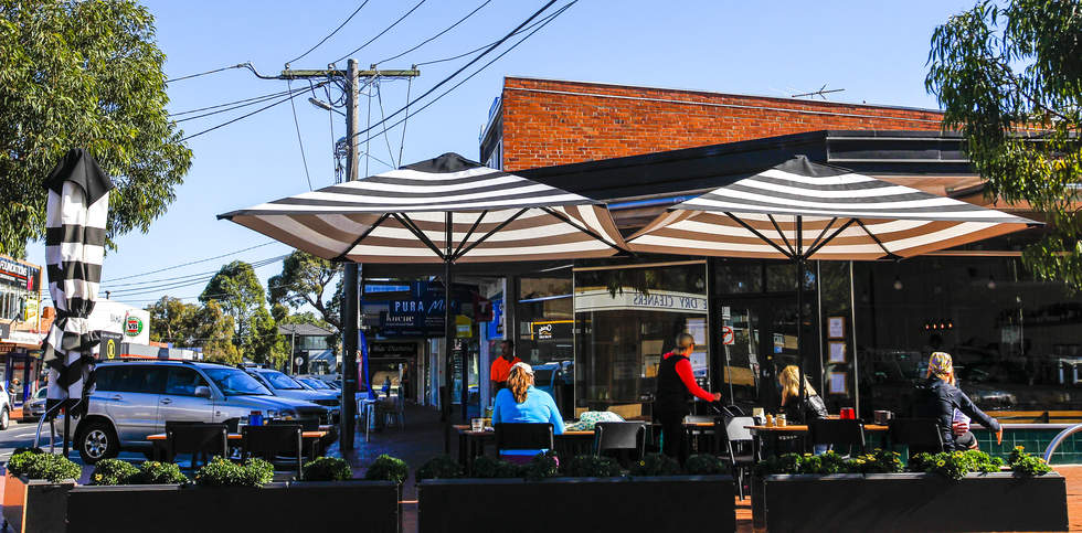 Photo of outdoor dining at a cafe in the Beaumaris Concourse